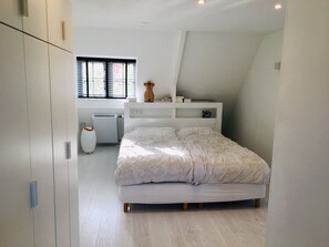 3 slaapkamers, een strijkplank/strijkijzer, wifi, beddengoed