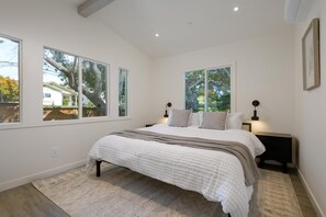 6 habitaciones, escritorio, tabla de planchar con plancha y wifi 
