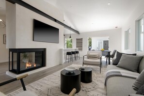 Smart TV, chimenea, estéreo y impresora 