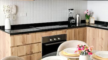 Micro-ondes, four, plaque de cuisson, blender