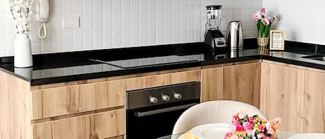 Microonde, forno, piano cottura, frullatore