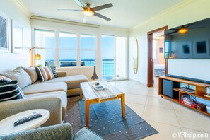 Smart TV - Beachfront ★Penthouse★ with Pool & Private Roofdeck. Flexible Bed Configuration. (Rincon)