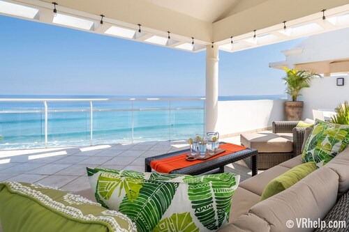 Beachfront ★Penthouse★ with Pool & Private Roofdeck. Flexible Bed Configuration.