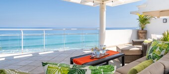 Beachfront ★Penthouse★ with Pool & Private Roofdeck. Flexible Bed Configuration.