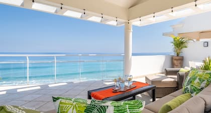 Beachfront â
Penthouseâ
with Pool & Private Roofdeck. Flexible Bed Configuration.