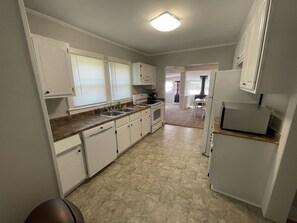 Een microgolfoven, een oven, een kookplaat, een vaatwasser