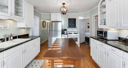 Beautiful 4 Bed House in New Buffalo with Pool & Hot Tub Close to Lake & Main St