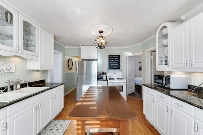 Beautiful 4 Bed House in New Buffalo with Pool & Hot Tub Close to Lake & Main St