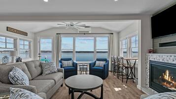 Smart TV, fireplace, books, stereo