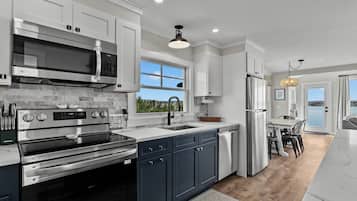 Jääkaappi, mikroaaltouuni, uuni, liesi