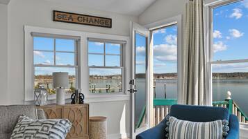 Smart TV, fireplace, books, stereo