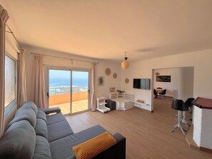 Smart-tv, böcker och en stereo