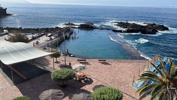 A coastal swimming area with a pool, seating, and a view of the ocean. - Flat Tarajal SeaView in Mesa del Mar, Tacoronte Tenerife (CN)