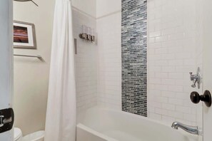 Ducha, secador de pelo y toallas