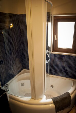 Baignoire à jets, sèche-cheveux, bidet, serviettes fournies