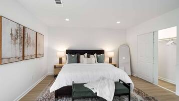 1 habitación, escritorio, tabla de planchar con plancha y cuna de viaje