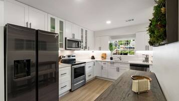 Refrigerador, microondas, horno y parrilla de estufa