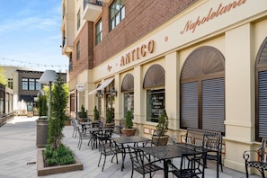 Outdoor dining - Stroll to Downtown Alpharetta & Avalon Shops (Alpharetta)