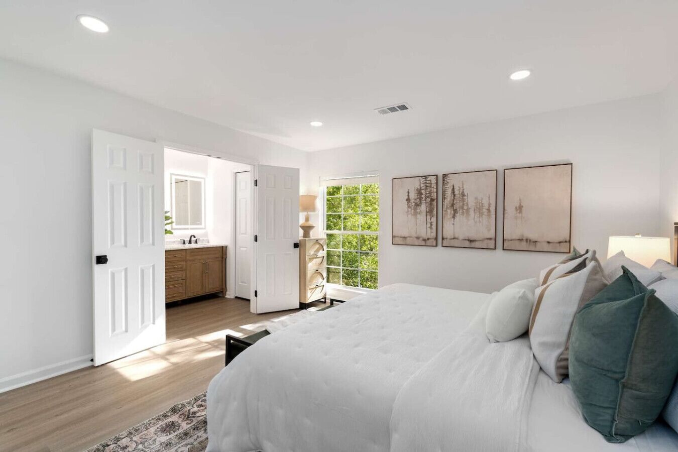 1 slaapkamer, een bureau, een strijkplank/strijkijzer, reisbedje