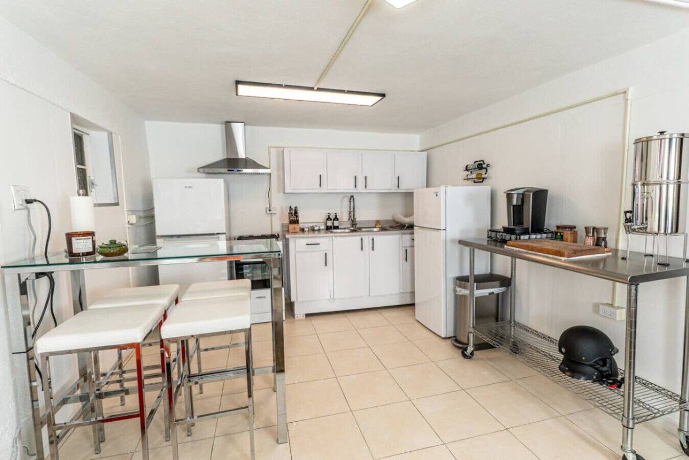 Refrigerador, horno, placa de cocina, cafetera/tetera
