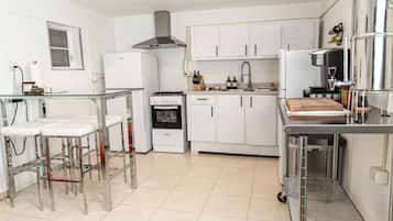 Fridge, oven, stovetop, coffee/tea maker