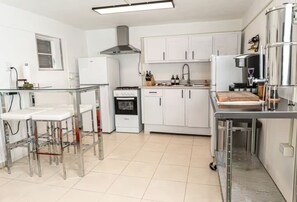 Fridge, oven, stovetop, coffee/tea maker