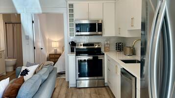 Réfrigérateur, micro-ondes, four, plaque de cuisson