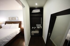 1 bedroom, iron/ironing board, free WiFi, bed sheets - Modern Austin Condo • Pool • 5 min to Downtown & SoCo (Austin)