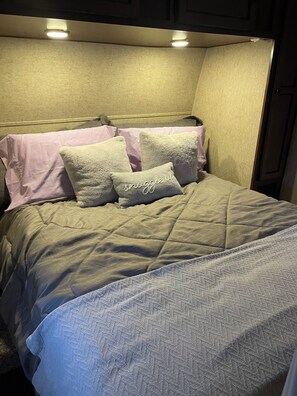 Room - Private Happy Camper on the Water - kayaks and lily pad available on property. (Hematite)