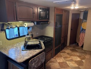 Private kitchen - Private Happy Camper on the Water - kayaks and lily pad available on property. (Hematite)