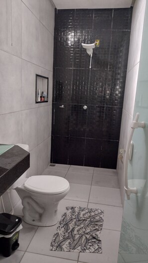 Een douche, handdoeken, toiletpapier