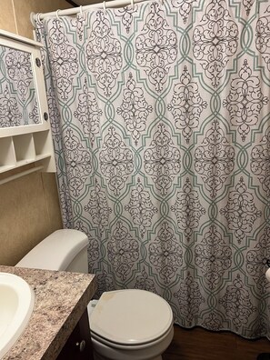 Sèche-cheveux, serviettes fournies, savon, shampoing