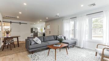 Smart TV, chimenea y libros