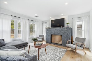 TV connectée, cheminée, livres