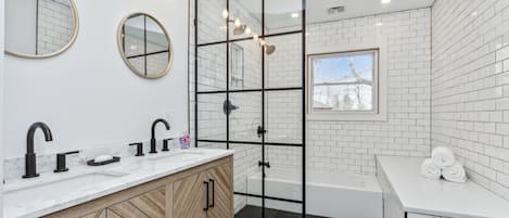 タオル、石鹸、トイレットペーパー