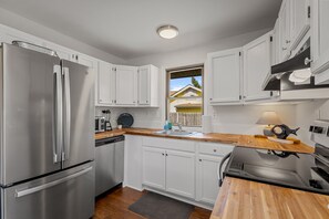 Refrigerador, microondas, horno y parrilla de estufa 