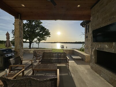 Lakefront Luxury on Cedar Creek @ BLACK IRON