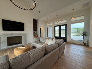 Televisión, chimenea, videojuegos y estéreo