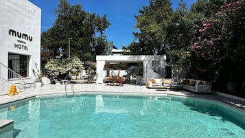 Una piscina al aire libre de temporada