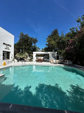 Una piscina al aire libre de temporada