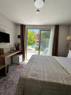 ロマンティック ルーム パティオ プールビュー | セーフティボックス (室内)、デスク、WiFi (無料)、ベッドシーツ