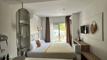 Chambre Double Familiale, balcon, vue jardin | 1 chambre, coffres-forts dans les chambres, bureau, Wi-Fi gratuit