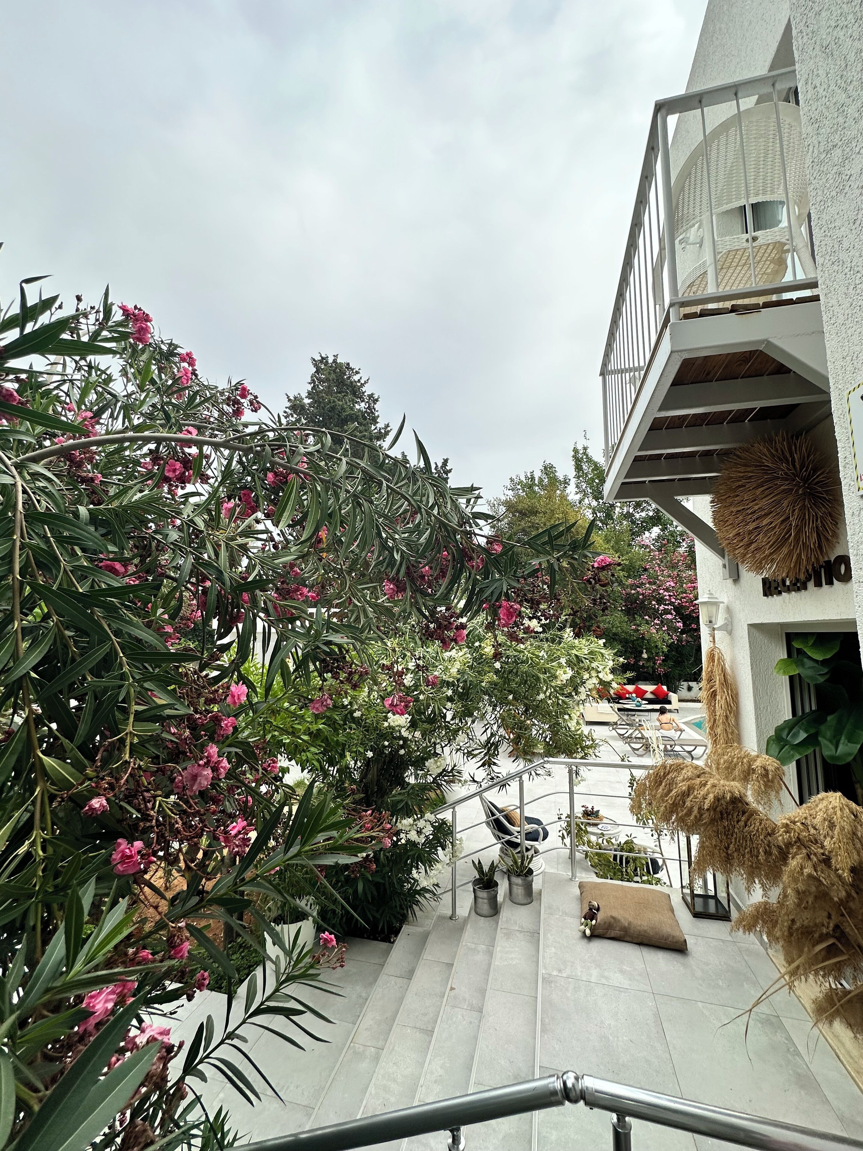 Quarto duplo superior, sacada, vista para o jardim | Cofres nos quartos, escrivaninha, Wi-Fi de cortesia, roupa de cama