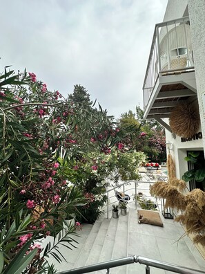 Habitación superior con 2 camas individuales, balcón, vista al jardín | Caja de seguridad en la habitación, escritorio y wifi gratis