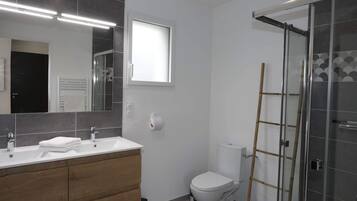 SĂšche-cheveux, serviettes fournies