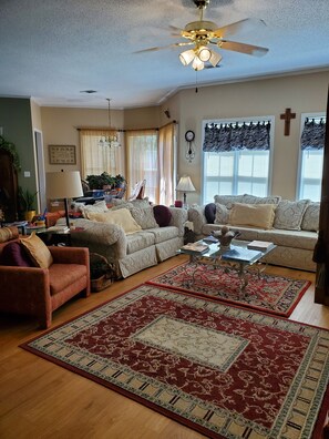 Living area - Discover Oxford near University at this Cozy Charming Vintage Villa (Oxford)