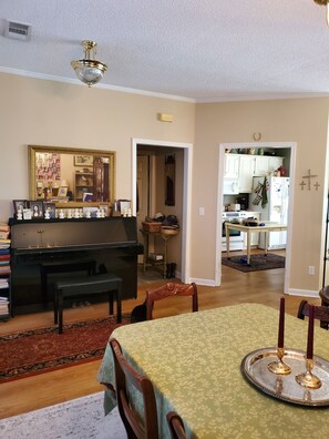 Dining - Discover Oxford near University at this Cozy Charming Vintage Villa (Oxford)