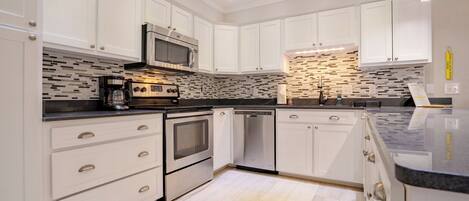 冷蔵庫、電子レンジ、オーブン、コンロ