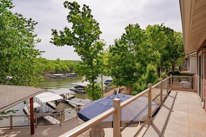 Terrace/patio - Great area, cove with private boat dock/trailer parking/family friendly. (Lake Ozark)