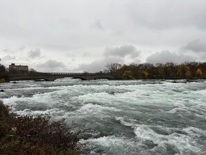 2 bedrooms, desk, WiFi, bed sheets